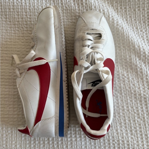 Nike Women’s Cortez Red and White Classic Sneakers - sz 8.5 - Picture 3 of 8